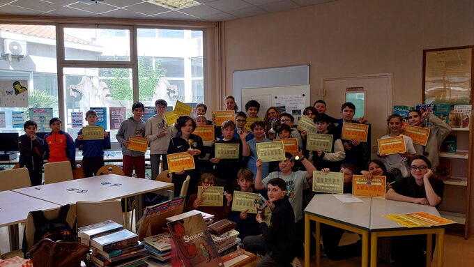 Les élèves ont tous reçu un diplôme d'honneur pour leur implication.