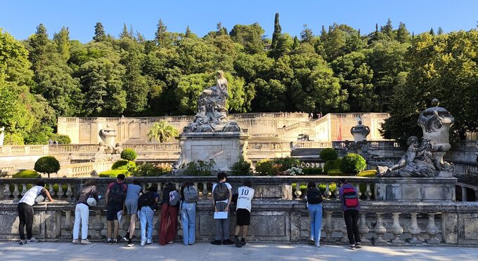 Aux Jardins de la Fontaine, des poissons aussi impressionnants que les statues !